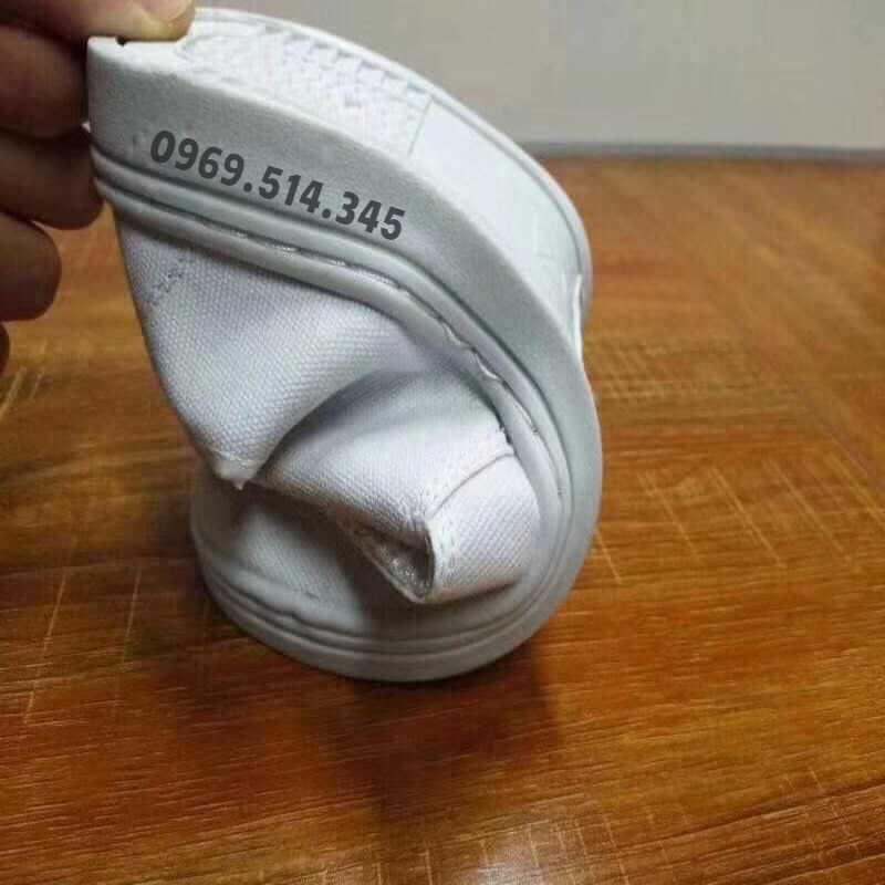 Giày bảo hộ có đế dẻo dai, bám dính hạt bụi trên sàn tốt