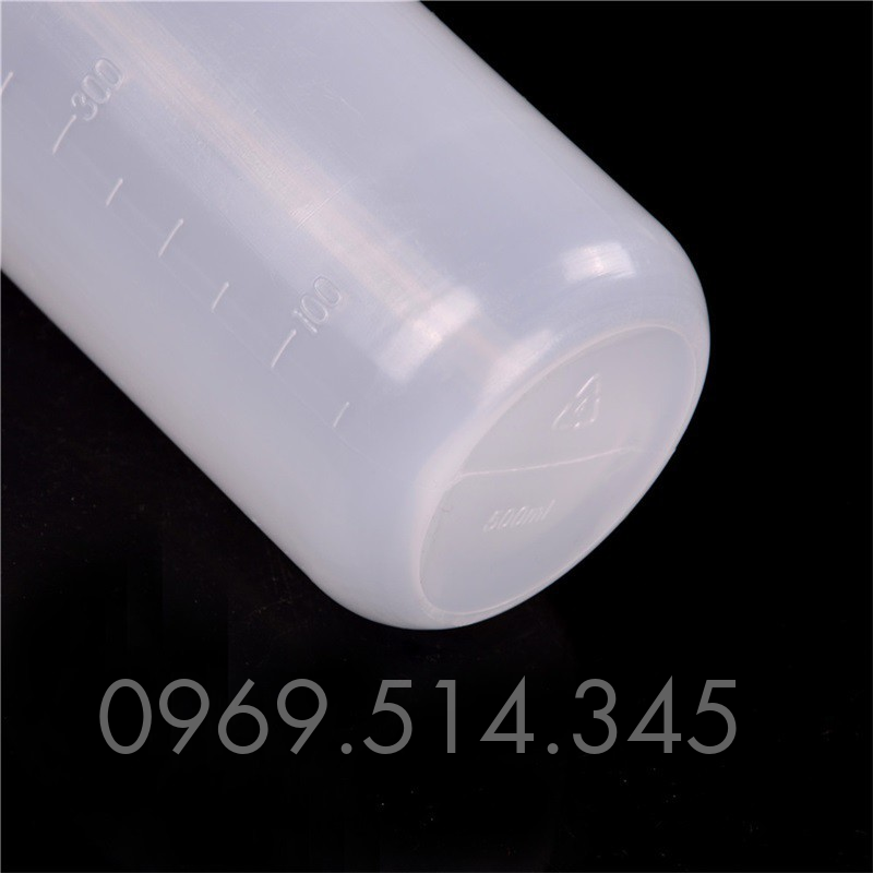 Bình nhựa có dạng hình trụ dễ dàng đặt trên mọi bề mặt 