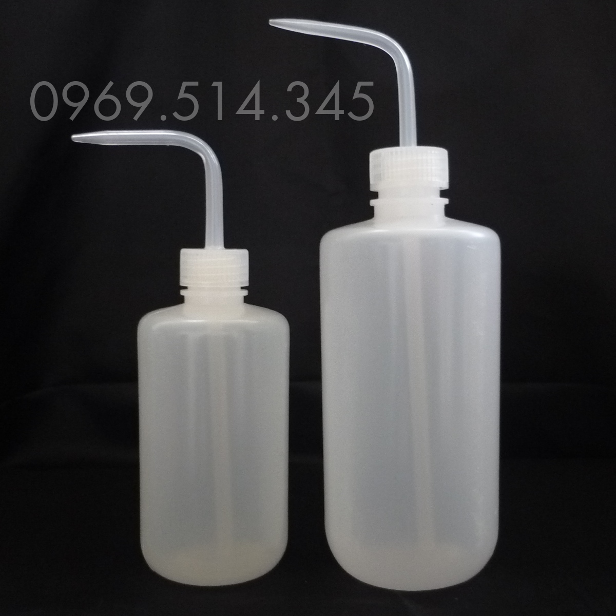 Trên mỗi bình tia nhựa đạt tiêu chuẩn đều có nắp vặn an toàn