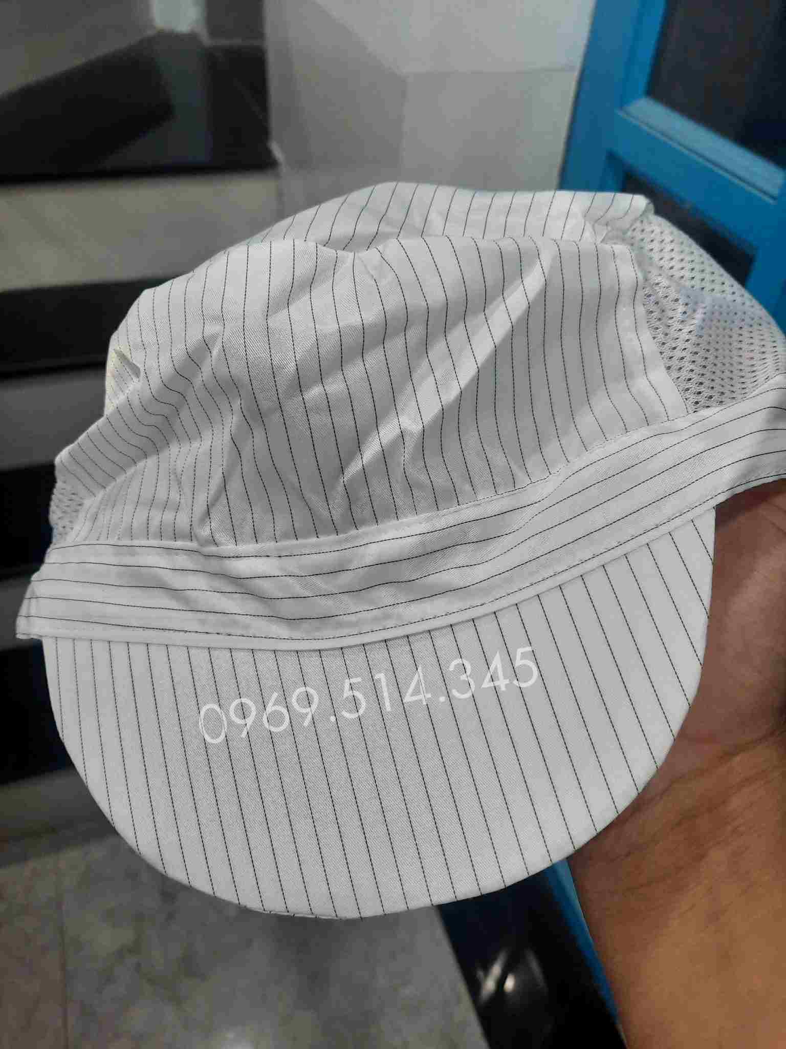 Mũ lưỡi trai phòng sạch kẻ sọc trắng dễ nhận biết vết do bẩn bị bám dính vào sản phẩm