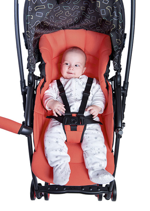Xe đẩy aprica karoon rộng rãi bé nằm thoải mái