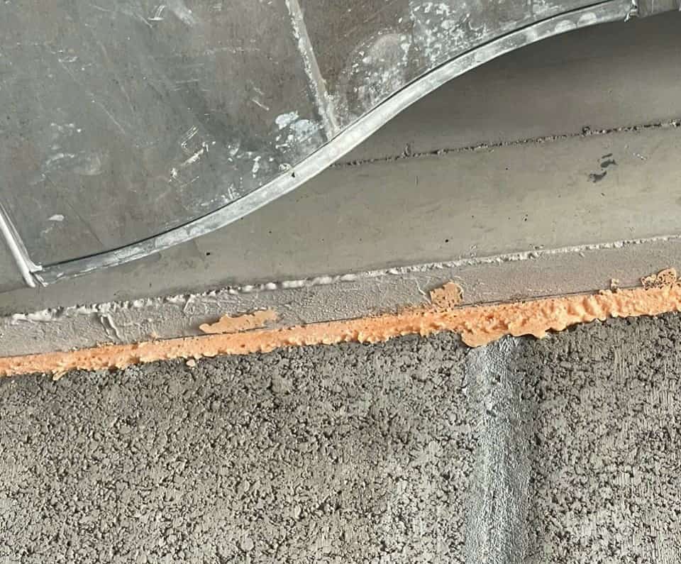 Điền đầy khe hở giữa tường với trần nhà