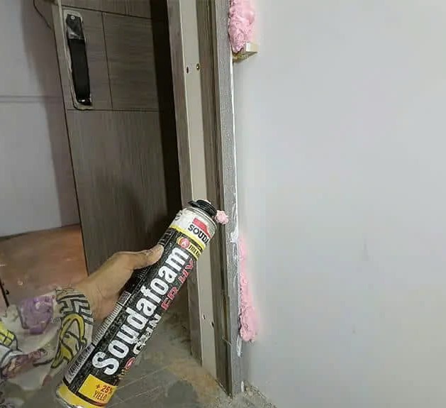 Sử dụng keo bọt nở chống cháy Soudafoam FR loại vòi