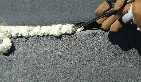 Bơm keo apollo foam vào khe tường