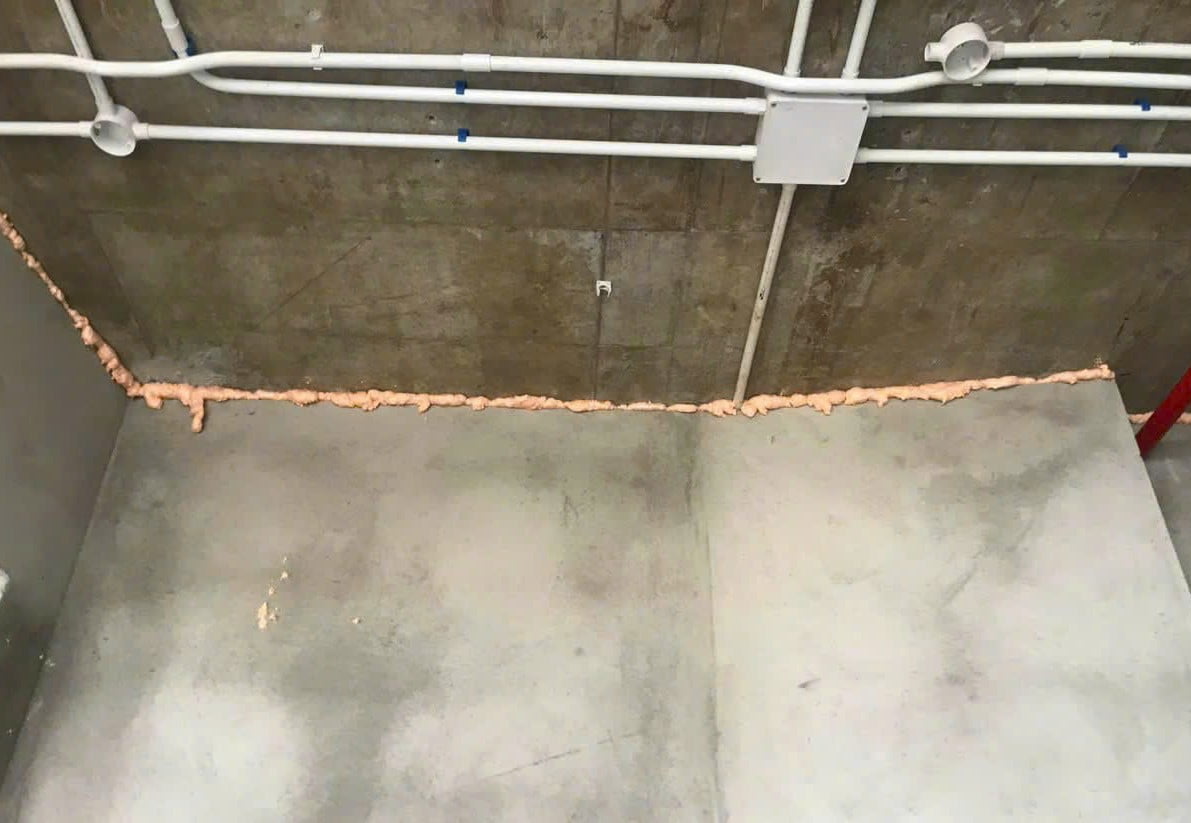 Trám khe hở giao nhau giữa tường với trần nhà