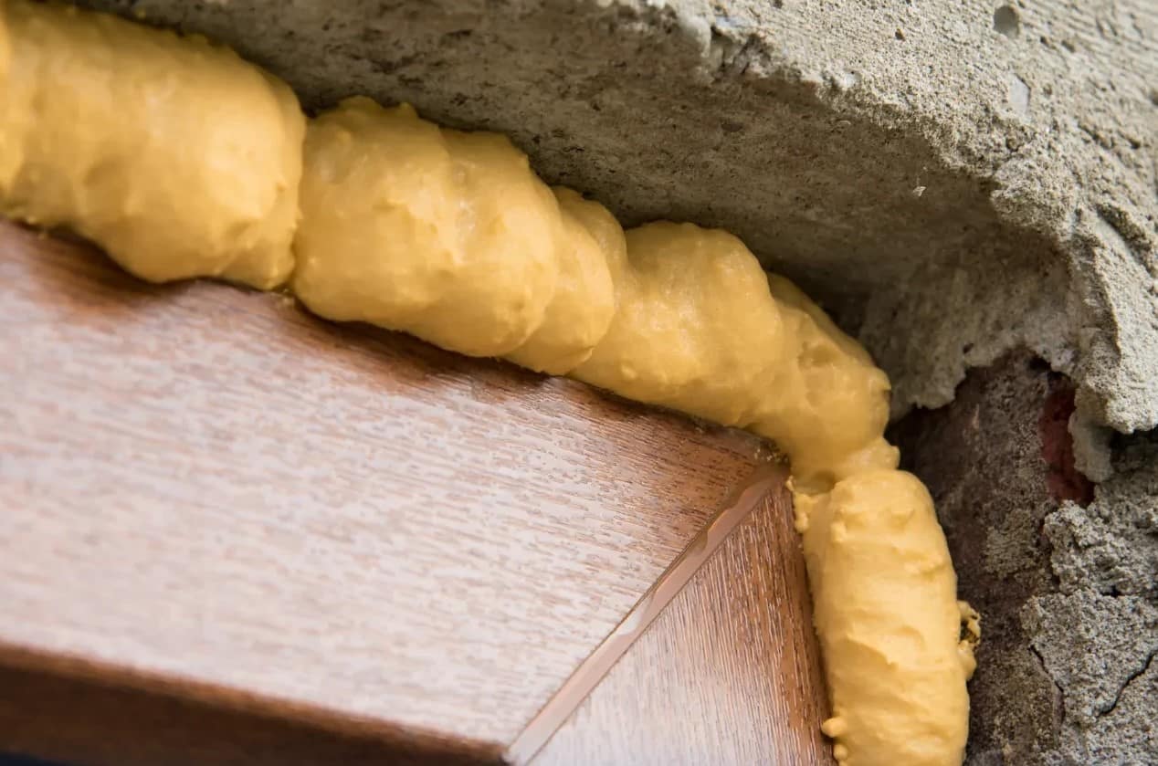 Bơm thừa keo foam chống cháy gây lãng phí