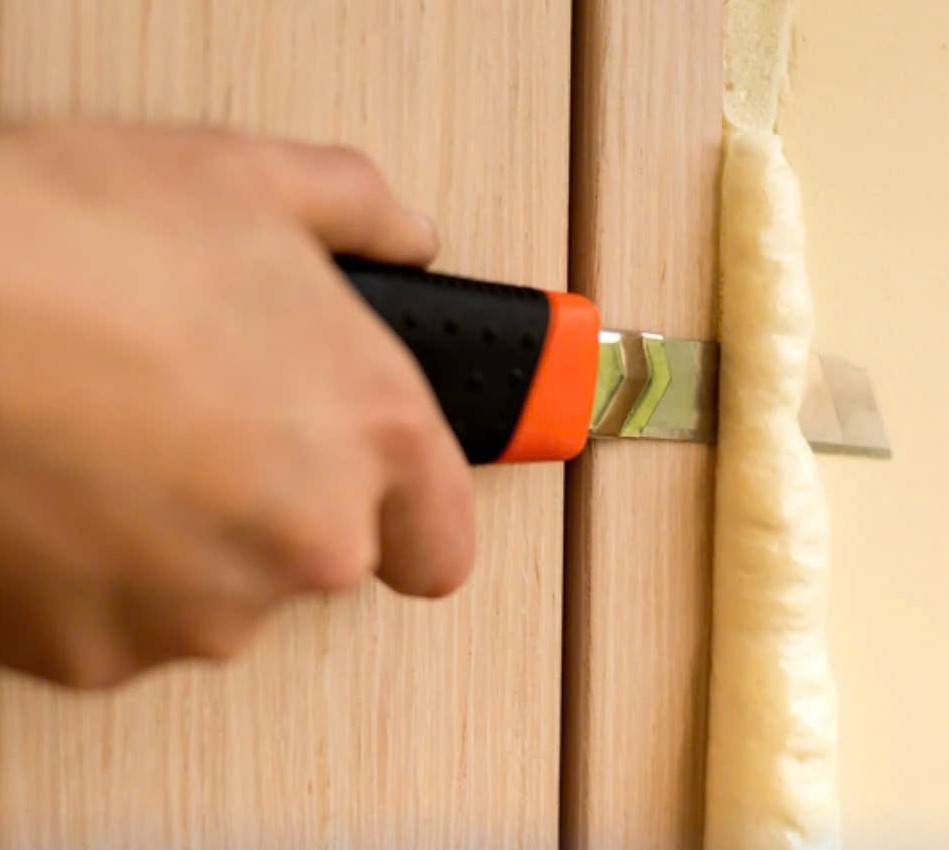 Cắt foam thừa sau khi thi công