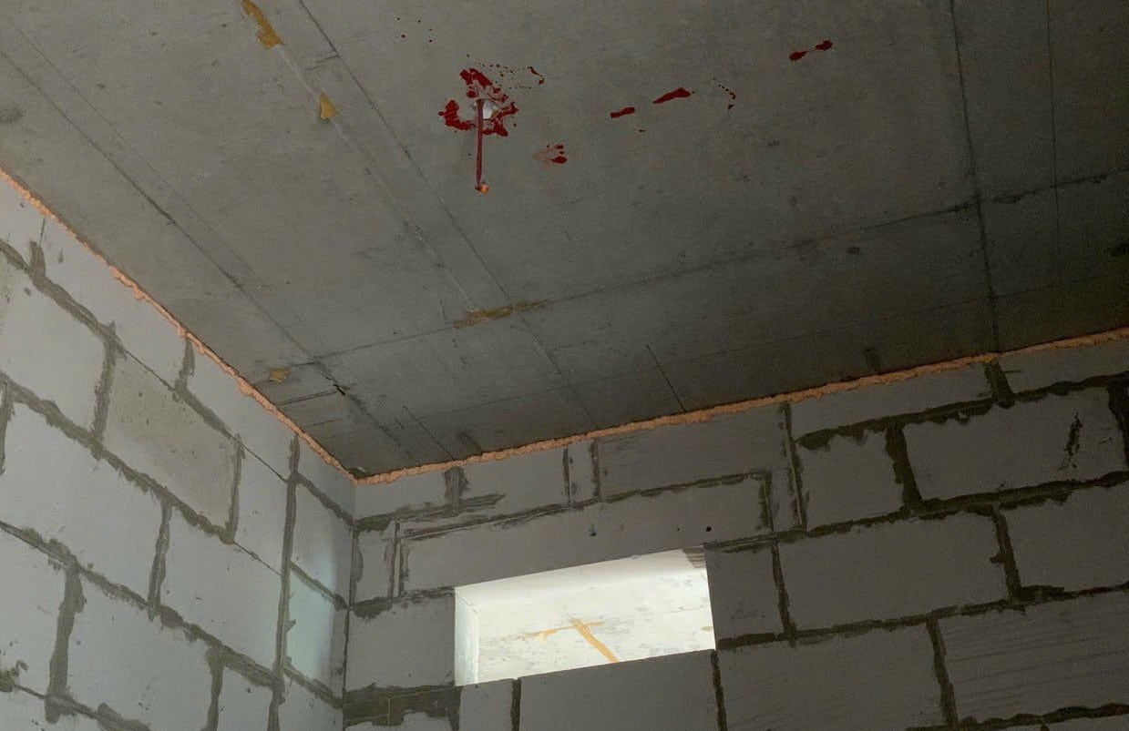 Bơm keo vào khe tường bê tông với trần nhà