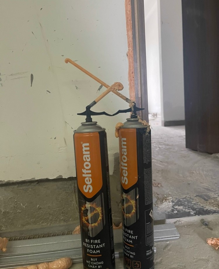 bịt kín khe hở bằng keo foam chống cháy selfoam B1