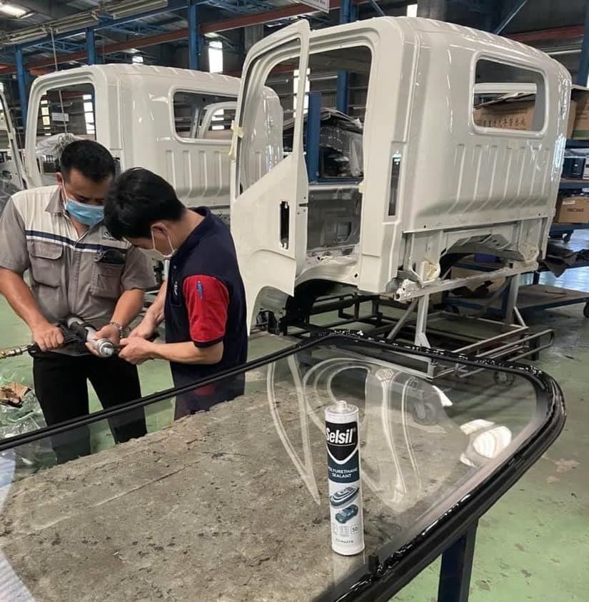 Keo Sealant polyurethane dán kính xe ô tô