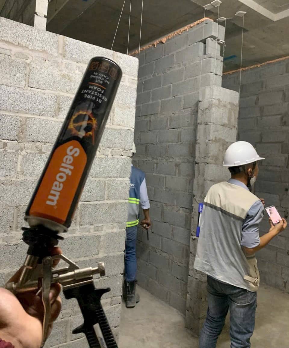 Keo chống cháy Selfoam B1 trám khe hở tường với trần nhà