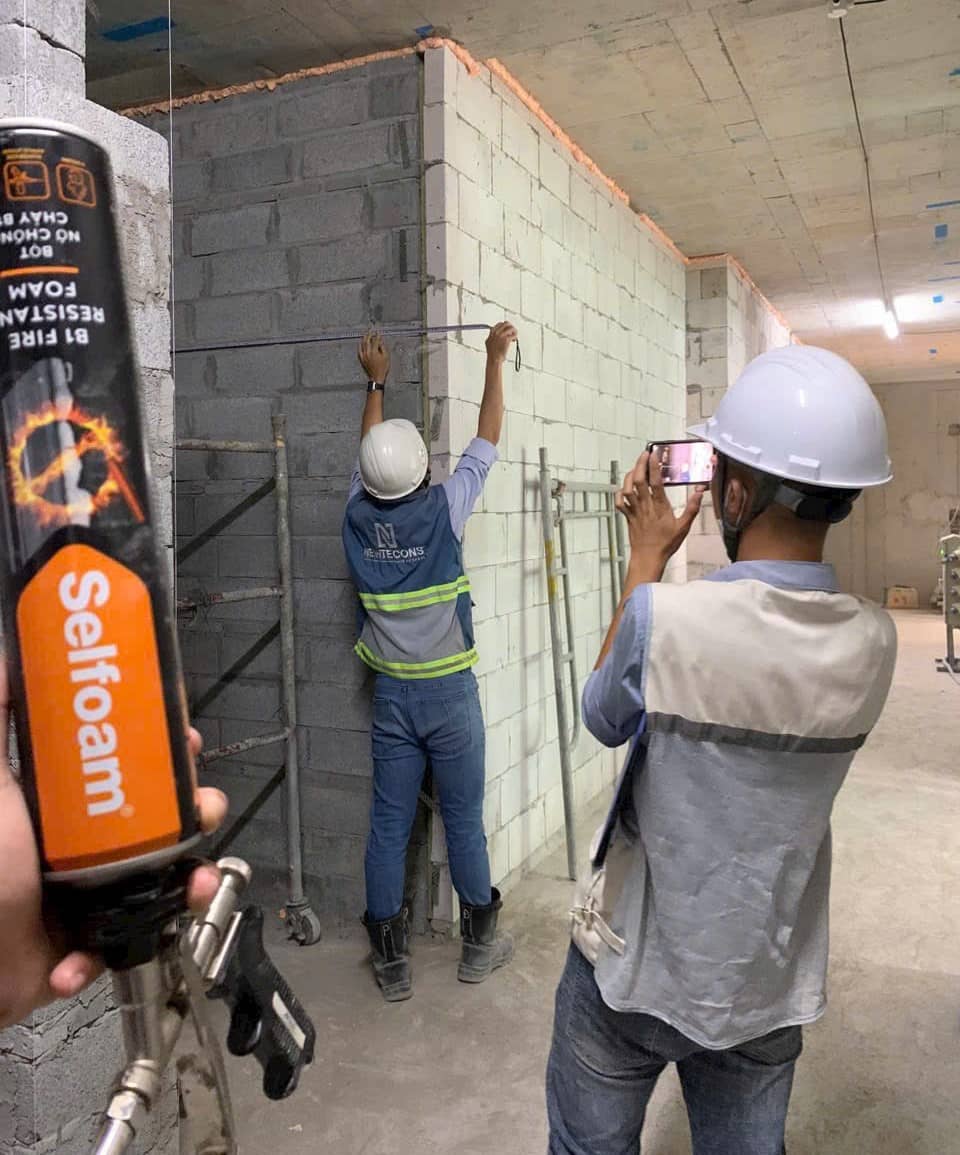 Keo bọt nở chống cháy dán khe tường với trần