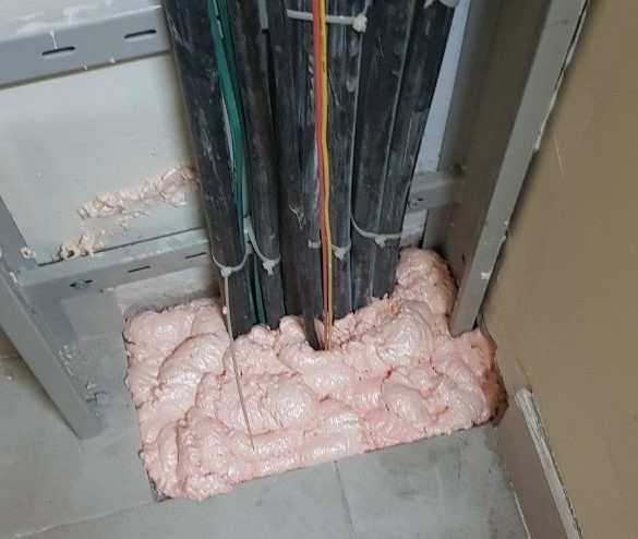 Bơm keo bọt nở chống cháy vào khe hở hộp kỹ thuật