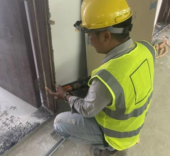 Thi công keo bọt nở chống cháy foam B1