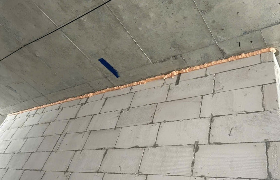 Dán bê tông siêu nhẹ bằng keo foam chống cháy