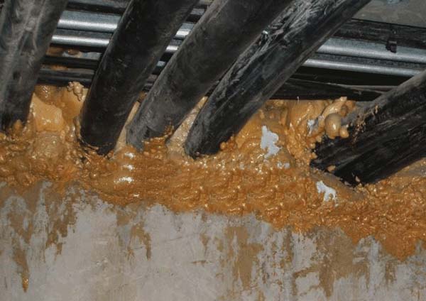 Trám keo bọt nở chống cháy vào khe dây điện trong hộp kỹ thuật