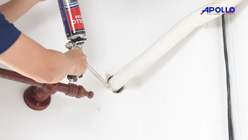 Trám khe ống điều hóa xuyên tường bằng keo apollo foam