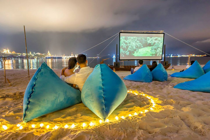 xem phim trên bãi biển buổi tối tại Vinpearl Phú Quốc