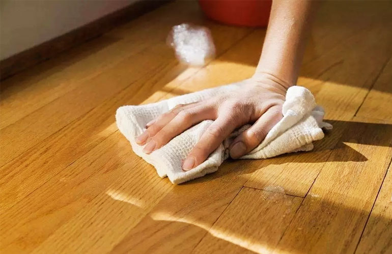 Lau nhà bằng giẻ khô để hạn chế nồm ẩm