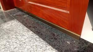 chặn khe cửa để diệt côn tùng