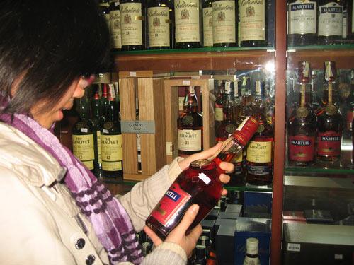 Tư vấn mua rượu ngoại mà không dính hàng giả