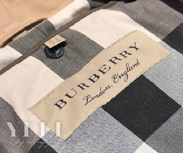 Tem mác của những thương hiệu nổi tiếng đơn giản nhưng lại vô cùng sang trọng