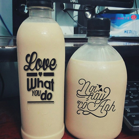 Mẫu in nhãn mác decal dán cốc trà sữa in câu nói
