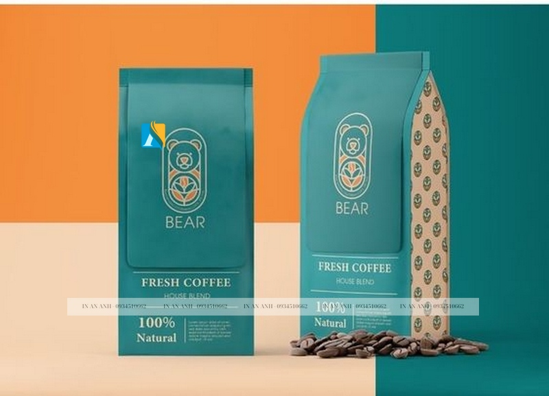 Túi được làm từ chất liệu giấy kraft màu nâu nhạt, có bề mặt nhẵn mịn