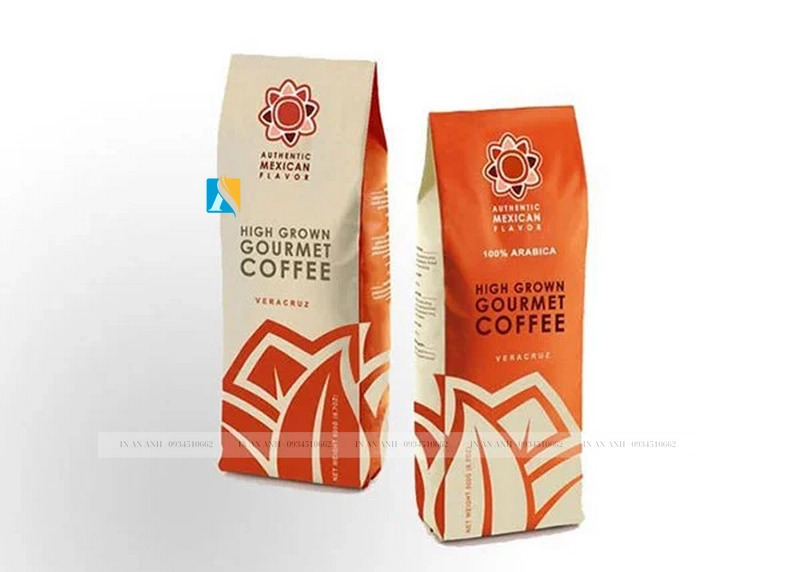 Các túi giấy đựng cà phê có thiết kế dạng đáy đứng, làm từ giấy kraft màu nâu tự nhiên