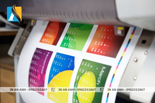 Giấy bóng là loại giấy có bề mặt láng mịn, sáng và phản quang tốt