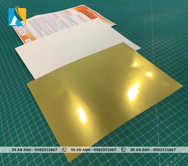 Giấy Decal là loại có sẵn lớp keo dán phía sau, dễ dàng bóc và dán