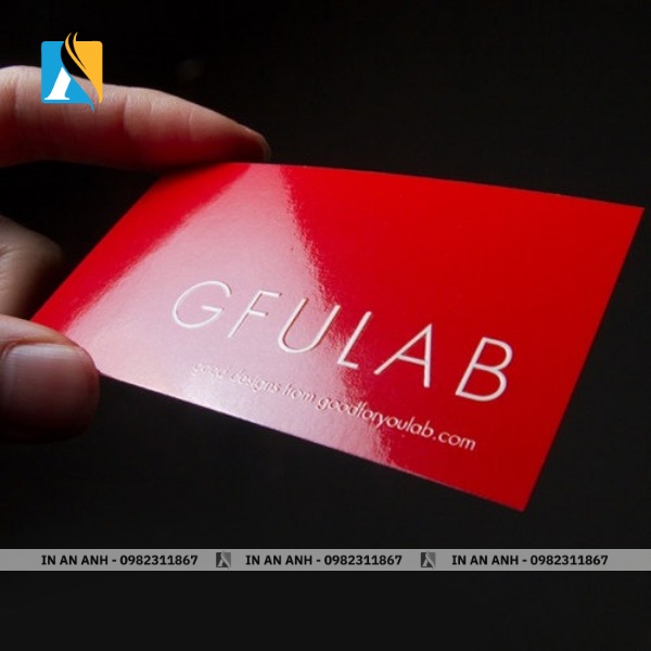 Danh thiếp cán bóng màu đỏ sang trọng tạo hiệu ứng nổi bật