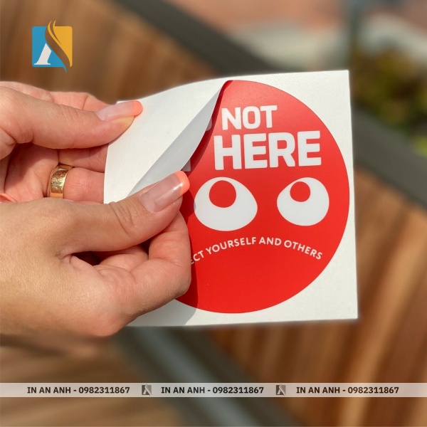 Decal dán sẽ có lớp keo dán sẵn cho phép dán trên các bề mặt