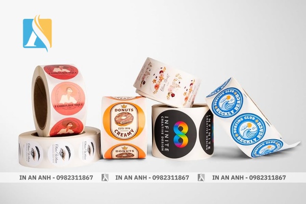 Decal giấy có tuổi thọ ngắn hơn, dễ rách và hỏng khi gặp nước so với decal nhựa