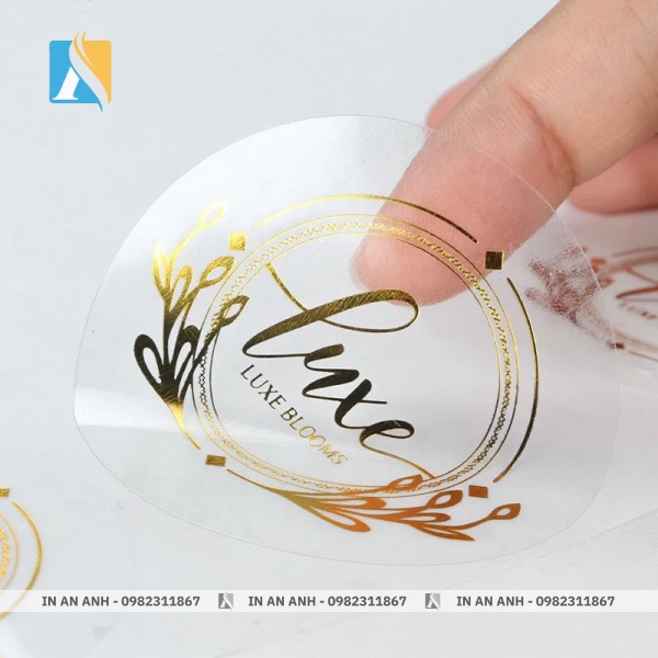Decal nhựa được làm từ vật liệu tổng hợp có khả năng chống nước và bám dính tốt