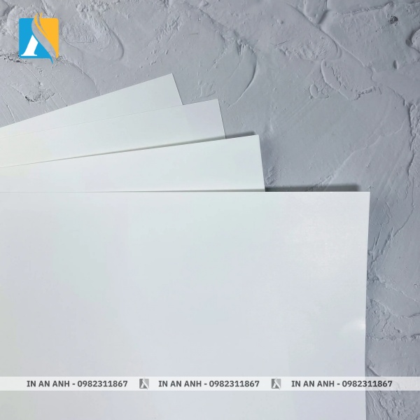 Nhờ cấu trúc ép nhiều lớp giấy bằng áp lực lớn, giấy Bristol có độ cứng và độ bền cao