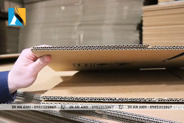 Giấy carton được cấu thành từ ba lớp cơ bản gồm lớp mặt, lớp sóng và đáy