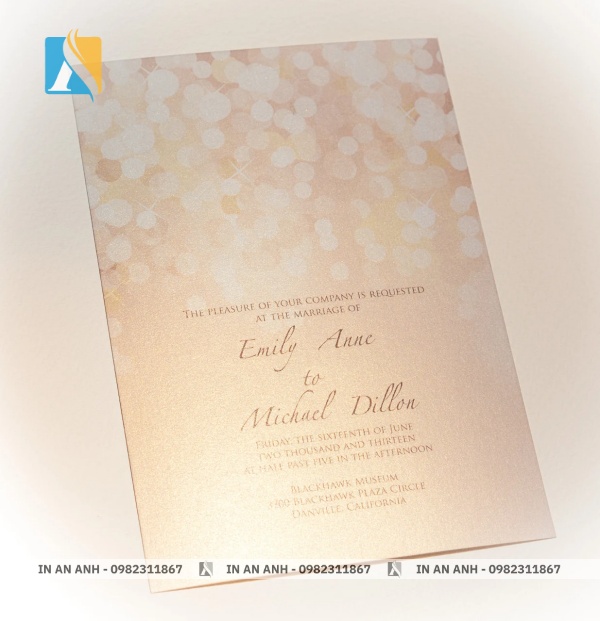 Hiệu ứng lấp lánh của giấy in thiệp cưới ánh kim được yêu thích sử dụng