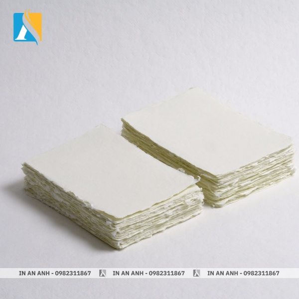 Giấy Ivory sở hữu bề mặt trắng sáng, đồng đều và mịn màng