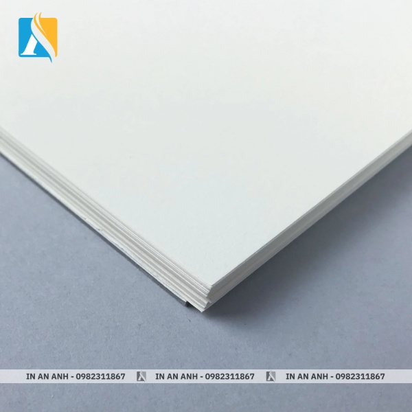 Nếu không được xử lý chống thấm hoặc cán màng, giấy Ivory dễ bị ảnh hưởng bởi độ ẩm