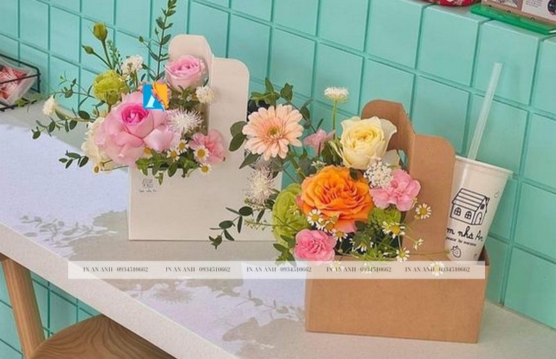 Hộp giấy đựng hoa có quai cầm tiện lợi