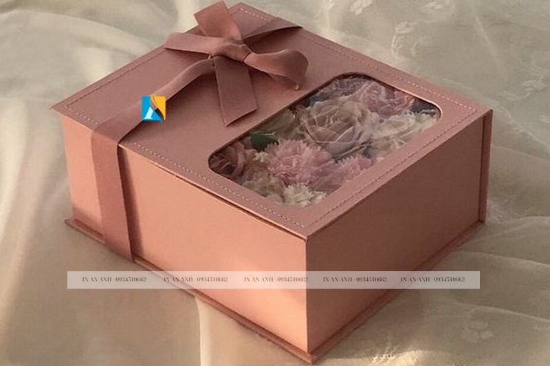 Hộp giấy đựng hoa có bóng kính phối nơ