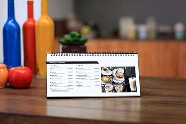 Thiết kế menu trà sữa đứng trên bàn dạng lịch