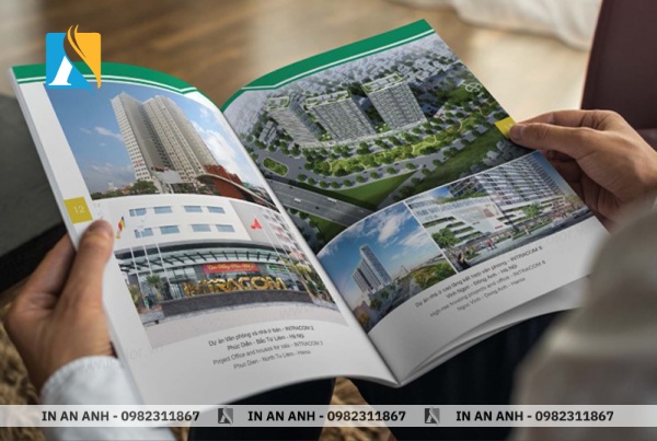 Khách hàng xem catalogue giới thiệu sản phẩm của doanh nghiệp