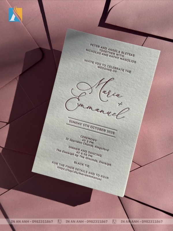 Các chi tiết trên khuôn sẽ tạo ra một vết lõm trên giấy được in màu thu hút