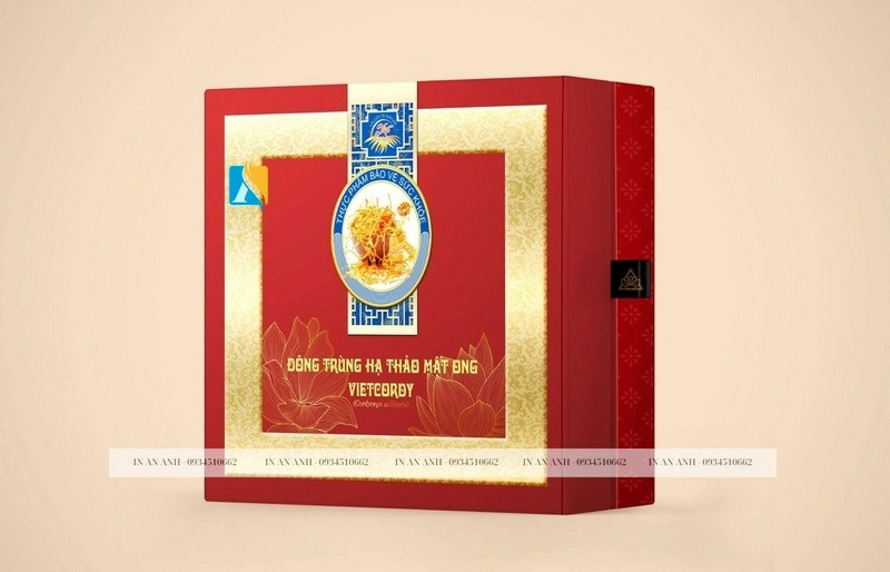 Hộp quà đông trùng hạ thảo kết hợp mật ong thiết kế truyền thống với hoa văn vàng tinh tế