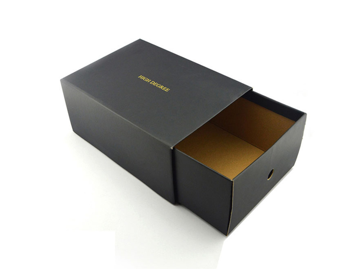 Một mẫu hộp giấy đựng giày từ giấy Bristol cao cấp