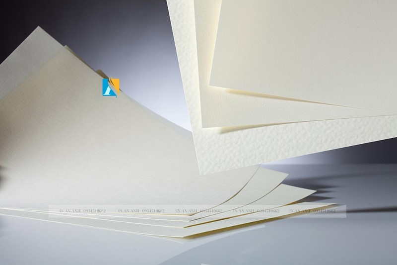 Dòng giấy Ivory đặc trưng bởi hai màu sắc nguyên bản là trắng kem và be nhạt