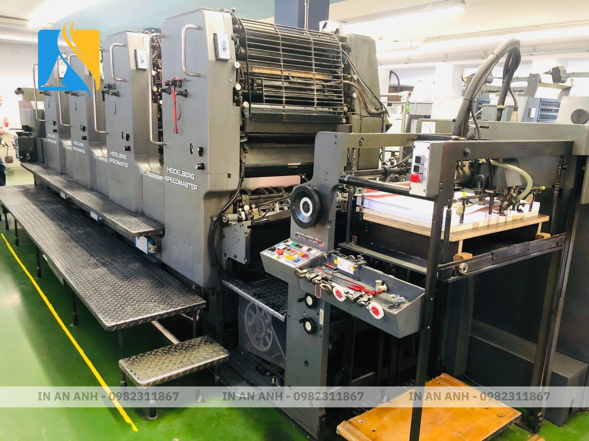 Dây chuyền in offset hiện đại tại In An Anh, đảm bảo hộp khay xúc xích sắc nét và bền đẹp