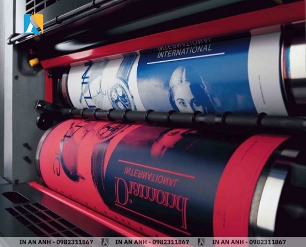 Máy in offset chất lượng cao đang in ấn kẹp file và tài liệu quảng cáo với màu sắc sắc nét